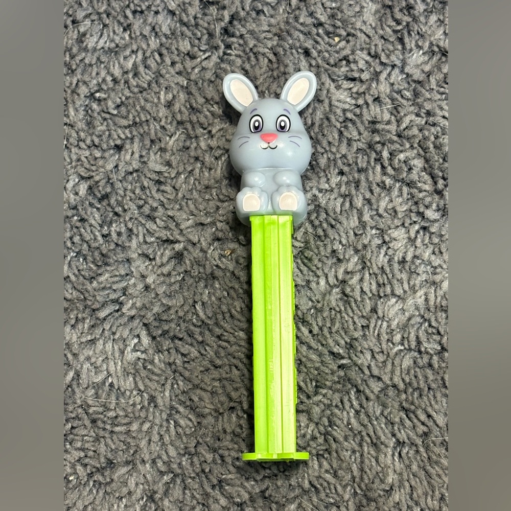 NWOT collectible green PEZ dispenser with a rabbit on top